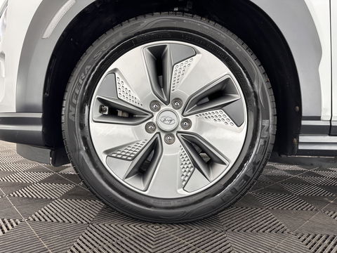Hyundai KONA EV Premium 64 kWh *FULL-LEATHER | HEAD-UP | SUNROOF | FULL-LED | NAVI-FULLMAP | DAB | ADAPTIVE-CRUISE | KEYLESS | CAMERA | BLIND-SPOT | LANE-ASSIST | DIGI-COCKPIT | COMFORT-SEATS | 17''ALU*