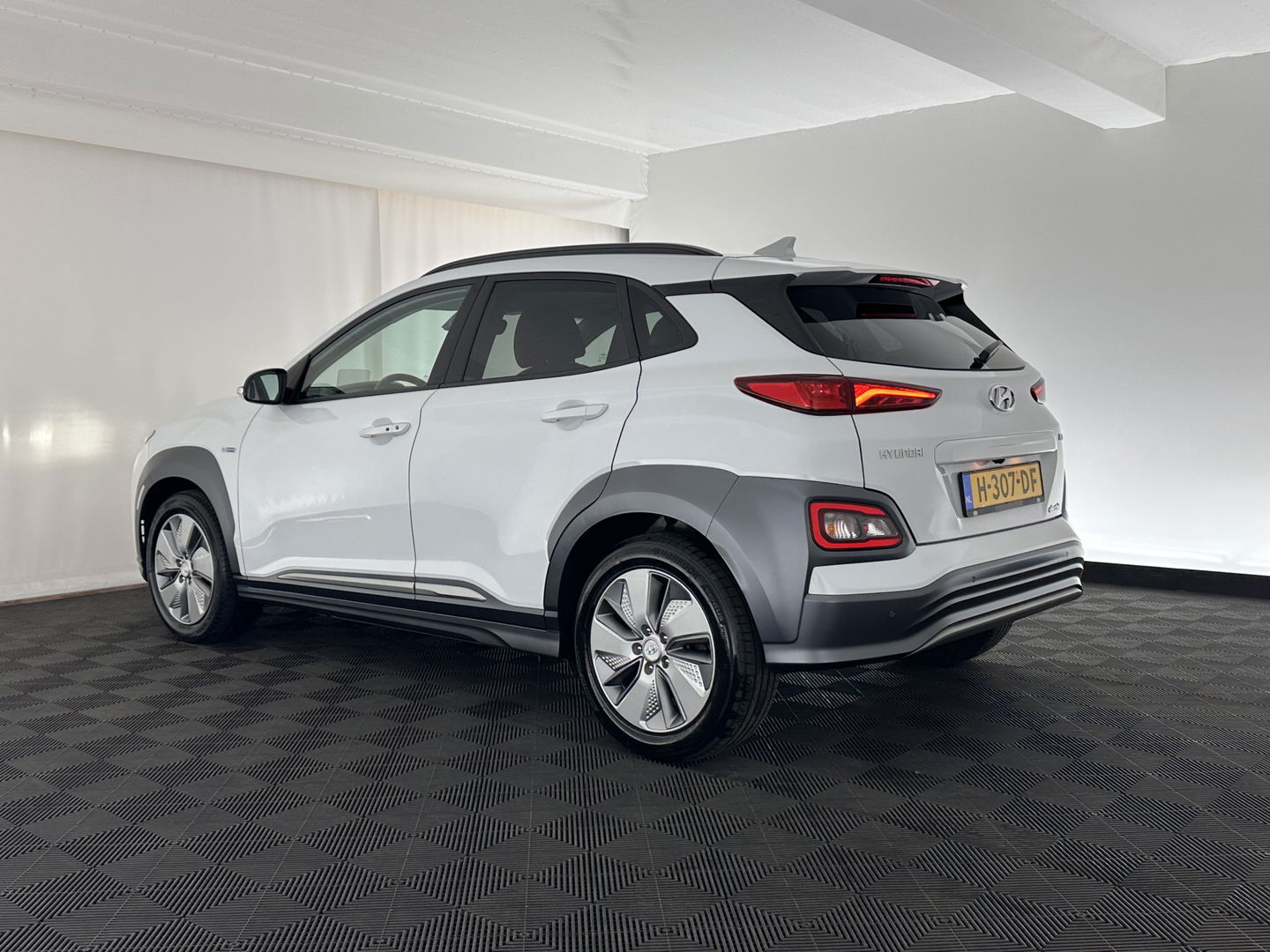 Hyundai KONA EV Premium 64 kWh *FULL-LEATHER | HEAD-UP | SUNROOF | FULL-LED | NAVI-FULLMAP | DAB | ADAPTIVE-CRUISE | KEYLESS | CAMERA | BLIND-SPOT | LANE-ASSIST | DIGI-COCKPIT | COMFORT-SEATS | 17''ALU*