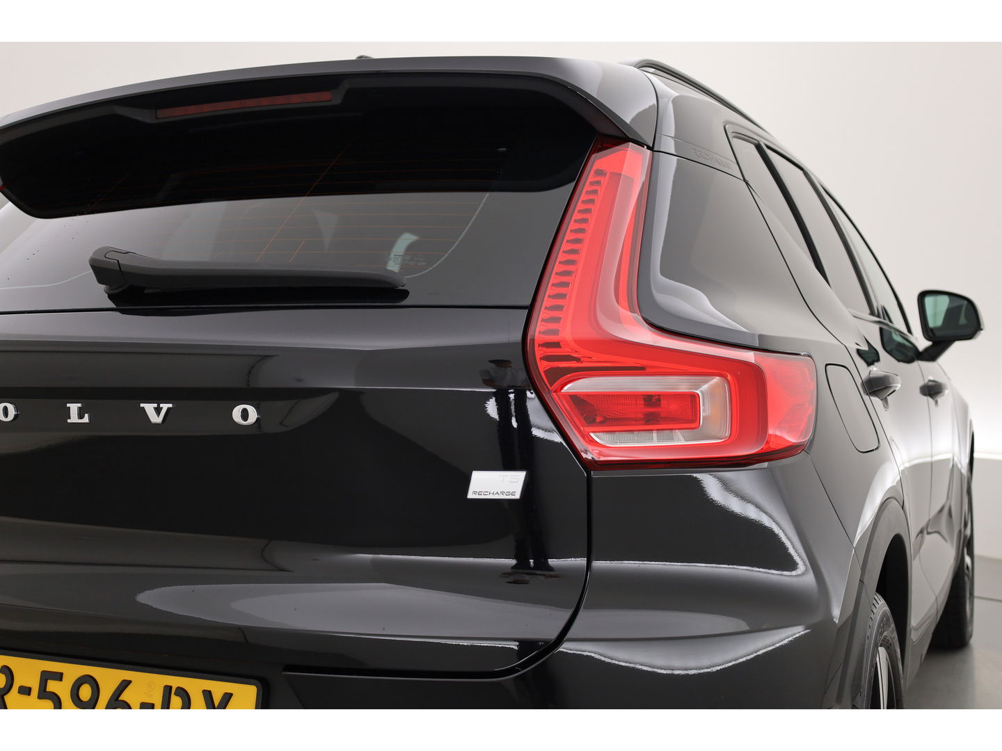Volvo XC40 1.5 T5 Recharge R-Design | Trekhaak | ACC | Camera | stoel + stuurverw. |