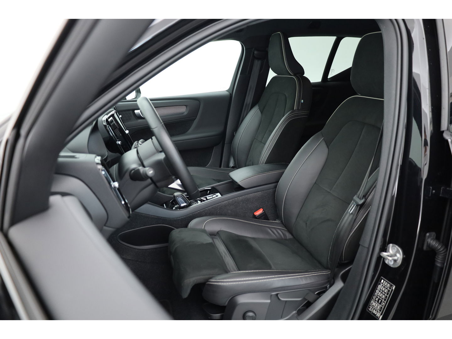 Volvo XC40 1.5 T5 Recharge R-Design | Trekhaak | ACC | Camera | stoel + stuurverw. |
