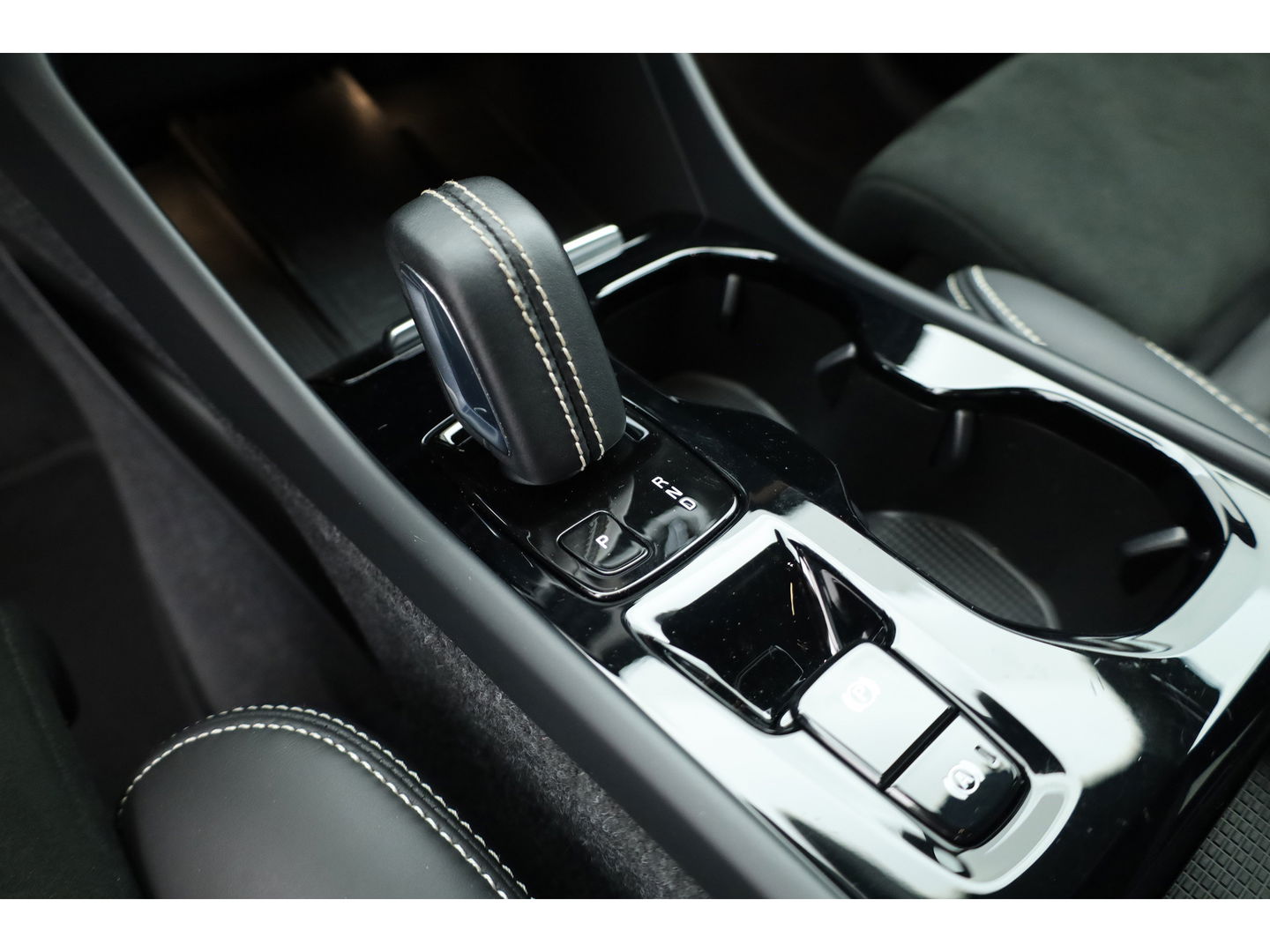 Volvo XC40 1.5 T5 Recharge R-Design | Trekhaak | ACC | Camera | stoel + stuurverw. |