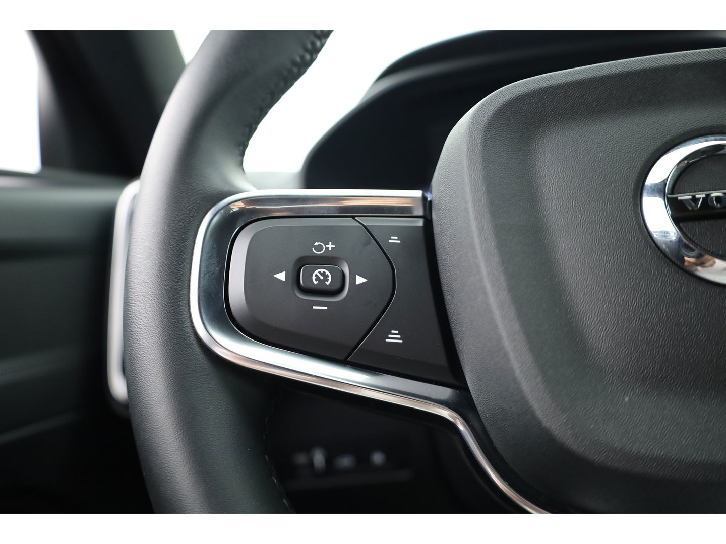 Volvo XC40 1.5 T5 Recharge R-Design | Trekhaak | ACC | Camera | stoel + stuurverw. |