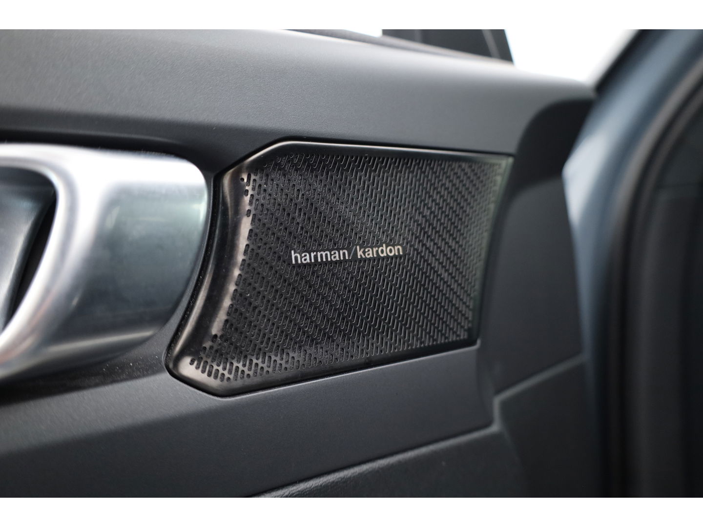 Volvo XC40 2.0 B4 R-Design Camera | Stoel + stuurverwarming | 20 inch | H&K Audio |