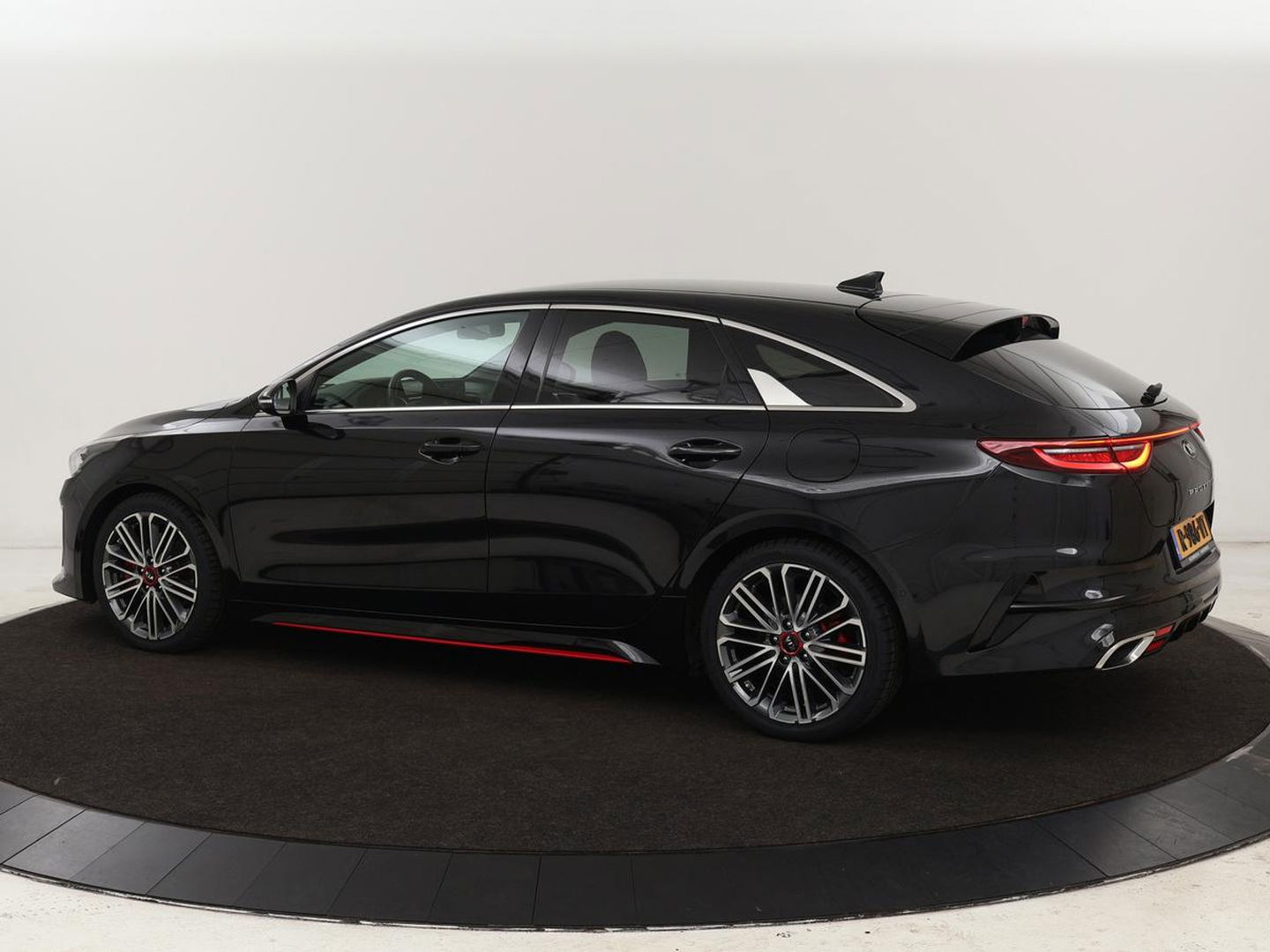 Kia ProCeed 1.6 T-GDI GT | Leder/Alcantara | Stoel & stuurverwarming | Adaptive cruise | Camera | JBL Sound | Memory | Full LED | Keyless