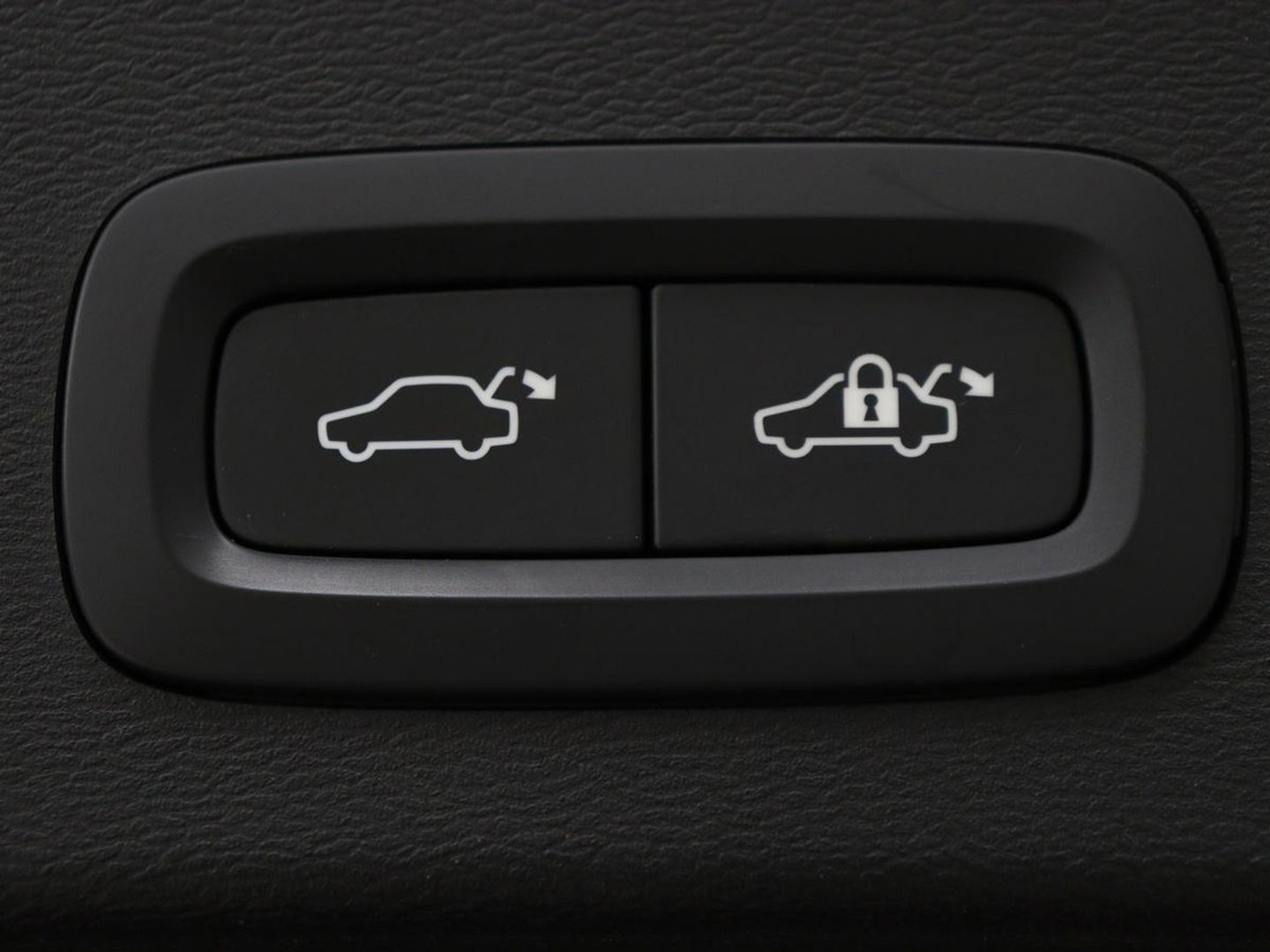 Volvo XC40 1.5 T4 Rech R Design Expression | Panoramadak | Stoel & stuurverwarming | Adaptive cruise | Trekhaak | Camera | Carplay | Getint glas | PHEV