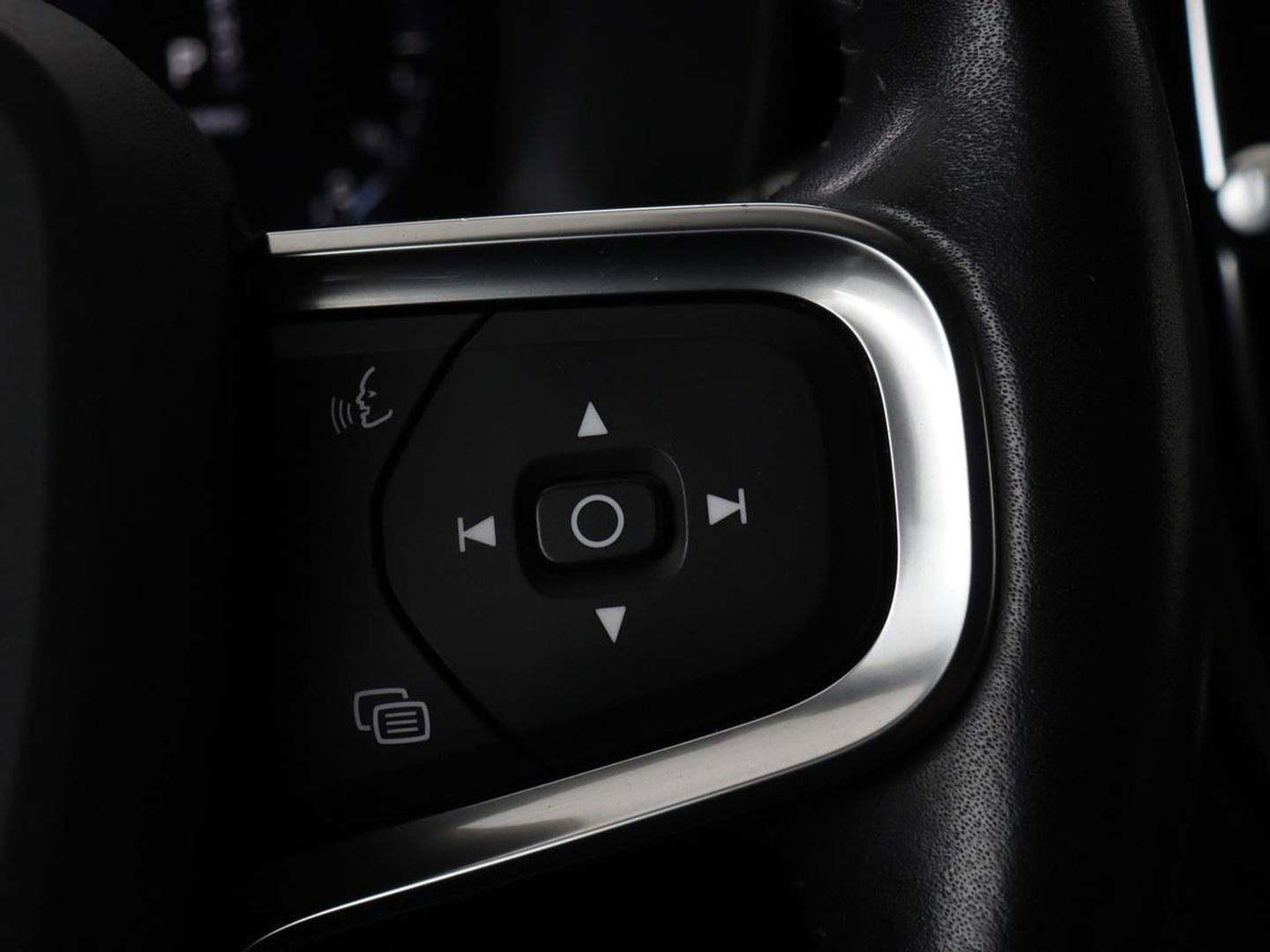 Volvo XC40 1.5 T4 Rech R Design Expression | Panoramadak | Stoel & stuurverwarming | Adaptive cruise | Trekhaak | Camera | Carplay | Getint glas | PHEV