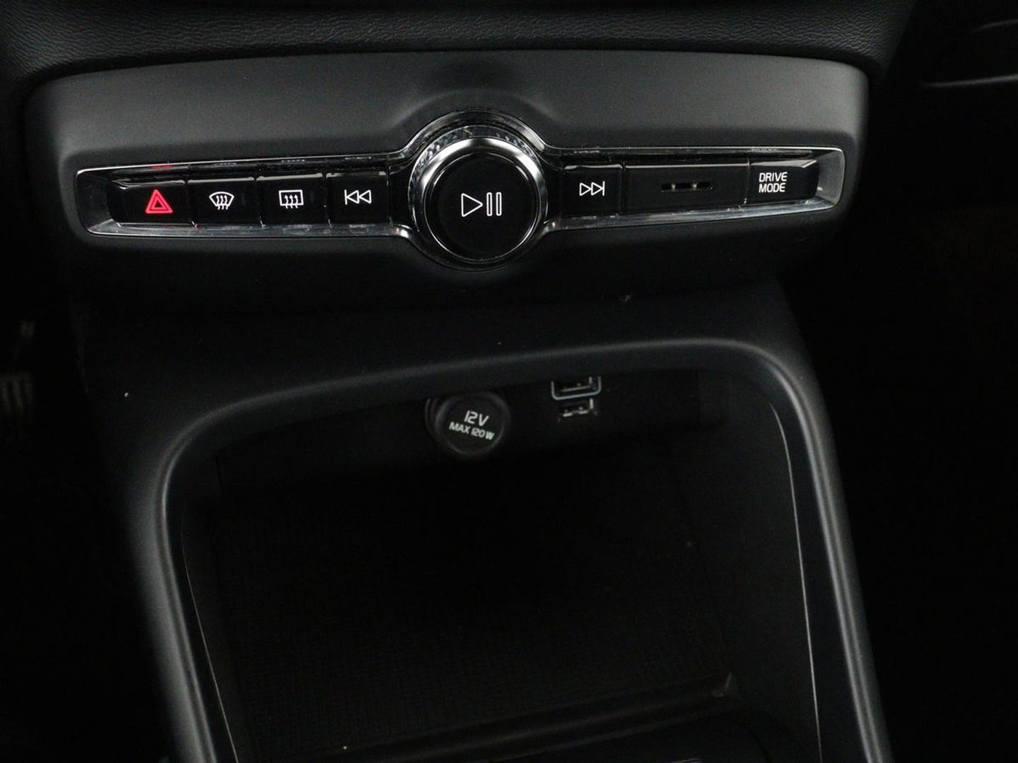 Volvo XC40 1.5 T4 Rech R Design Expression | Panoramadak | Stoel & stuurverwarming | Adaptive cruise | Trekhaak | Camera | Carplay | Getint glas | PHEV