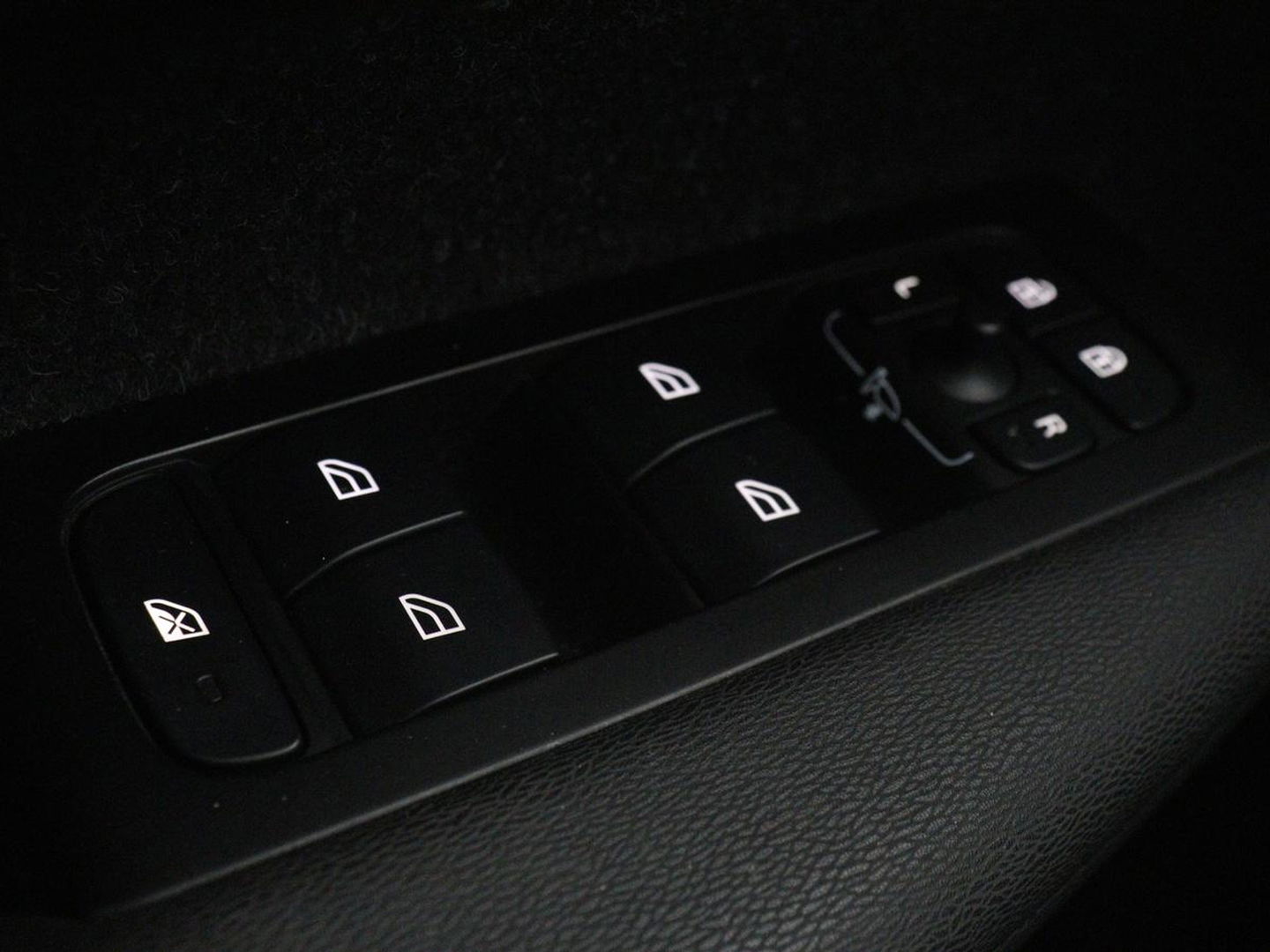 Volvo XC40 1.5 T4 Rech R Design Expression | Panoramadak | Stoel & stuurverwarming | Adaptive cruise | Trekhaak | Camera | Carplay | Getint glas | PHEV