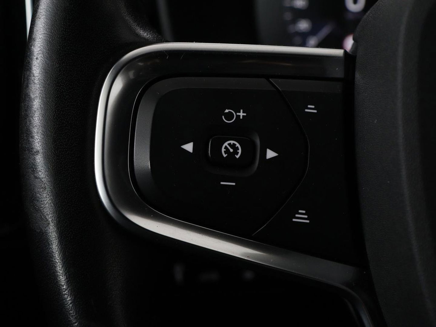 Volvo XC40 1.5 T4 Rech R Design Expression | Panoramadak | Stoel & stuurverwarming | Adaptive cruise | Trekhaak | Camera | Carplay | Getint glas | PHEV