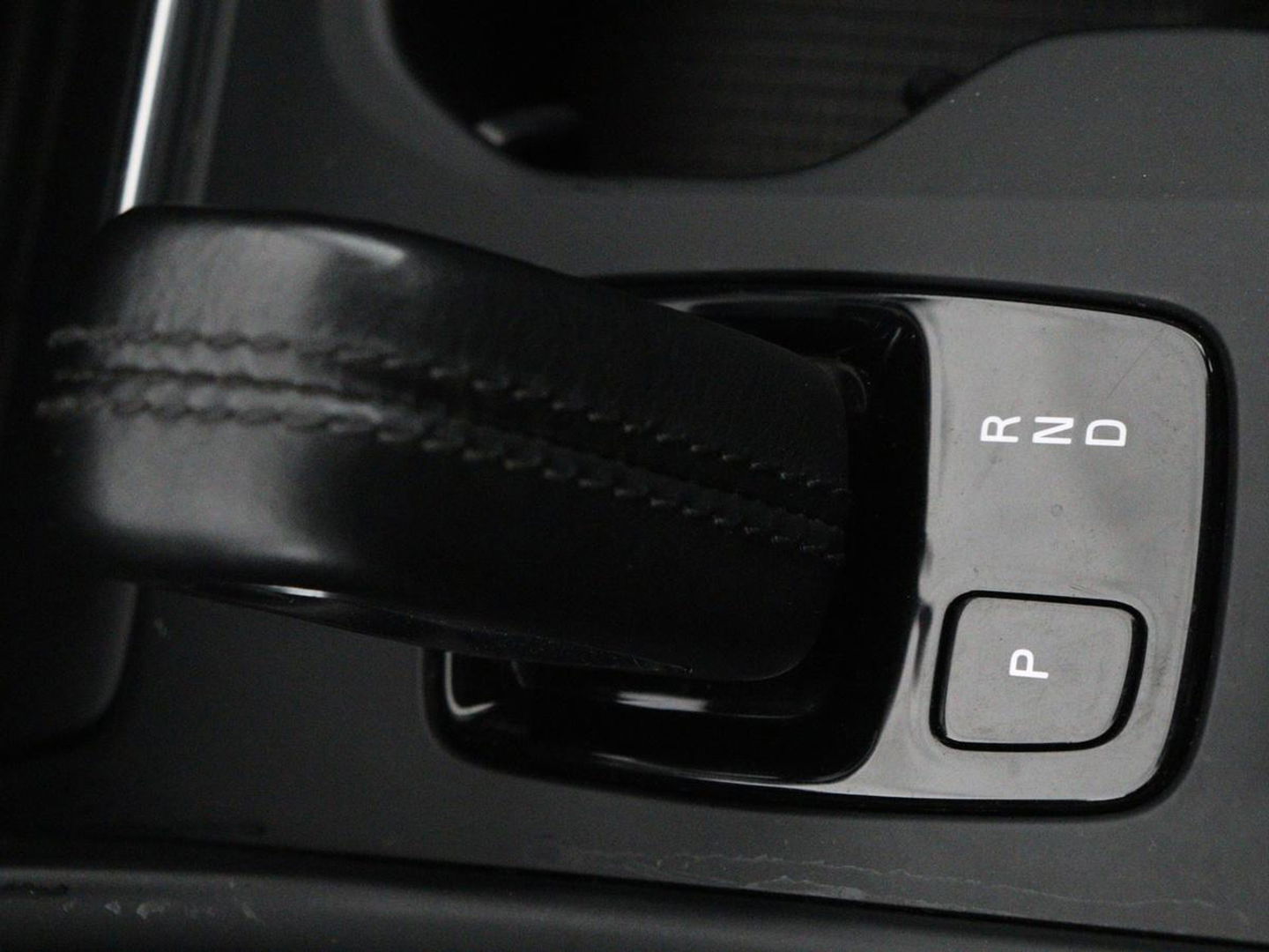 Volvo XC40 1.5 T4 Rech R Design Expression | Panoramadak | Stoel & stuurverwarming | Adaptive cruise | Trekhaak | Camera | Carplay | Getint glas | PHEV