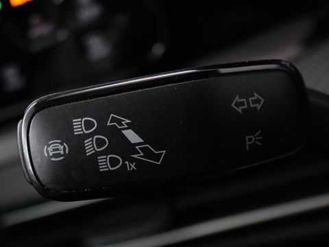 Volkswagen Golf 1.5 eTSI R-Line | Stoel & stuurverwarming | Camera | Sportstoelen | Sfeerverlichting | Digital Cockpit | Carplay | Adaptive cruise | Full LED