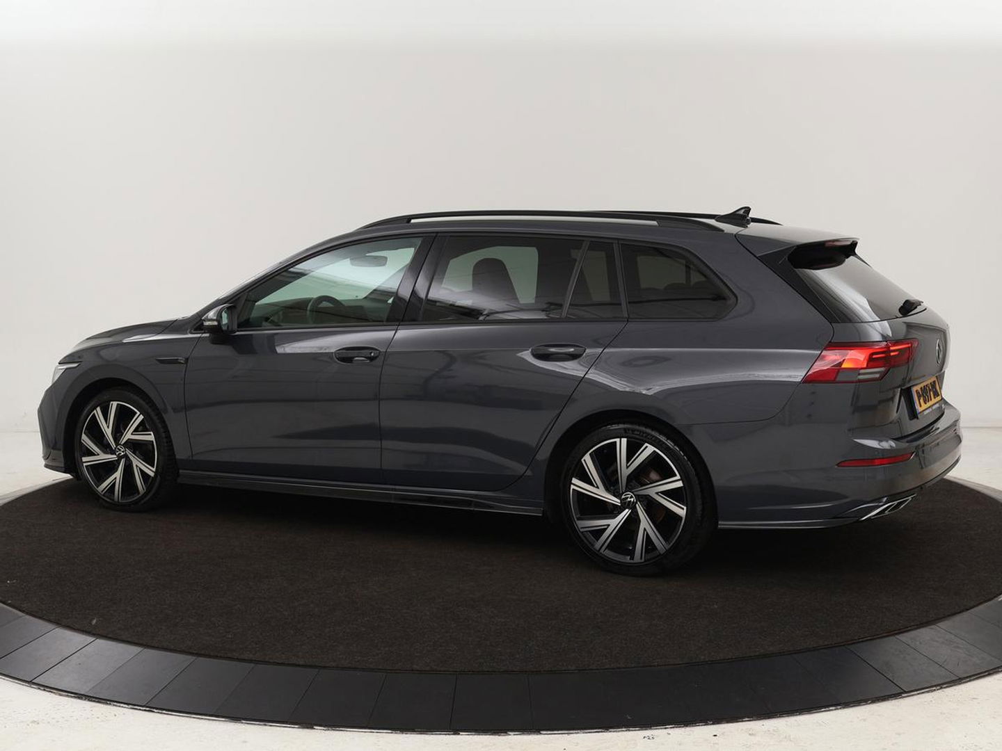 Volkswagen Golf 1.5 eTSI R-Line | Stoel & stuurverwarming | Camera | Sportstoelen | Sfeerverlichting | Digital Cockpit | Carplay | Adaptive cruise | Full LED