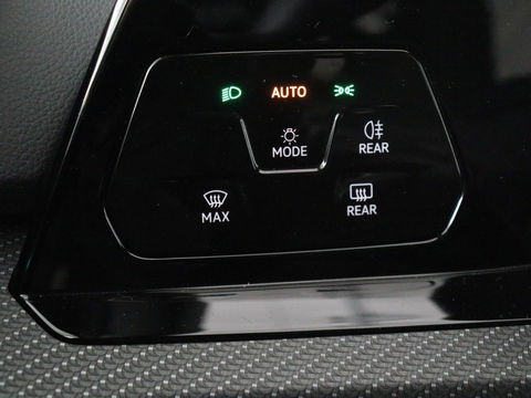 Volkswagen Golf 1.5 eTSI R-Line | Stoel & stuurverwarming | Camera | Sportstoelen | Sfeerverlichting | Digital Cockpit | Carplay | Adaptive cruise | Full LED