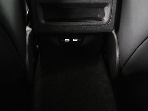 Volkswagen Golf 1.5 eTSI R-Line | Stoel & stuurverwarming | Camera | Sportstoelen | Sfeerverlichting | Digital Cockpit | Carplay | Adaptive cruise | Full LED