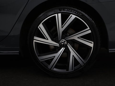 Volkswagen Golf 1.5 eTSI R-Line | Stoel & stuurverwarming | Camera | Sportstoelen | Sfeerverlichting | Digital Cockpit | Carplay | Adaptive cruise | Full LED