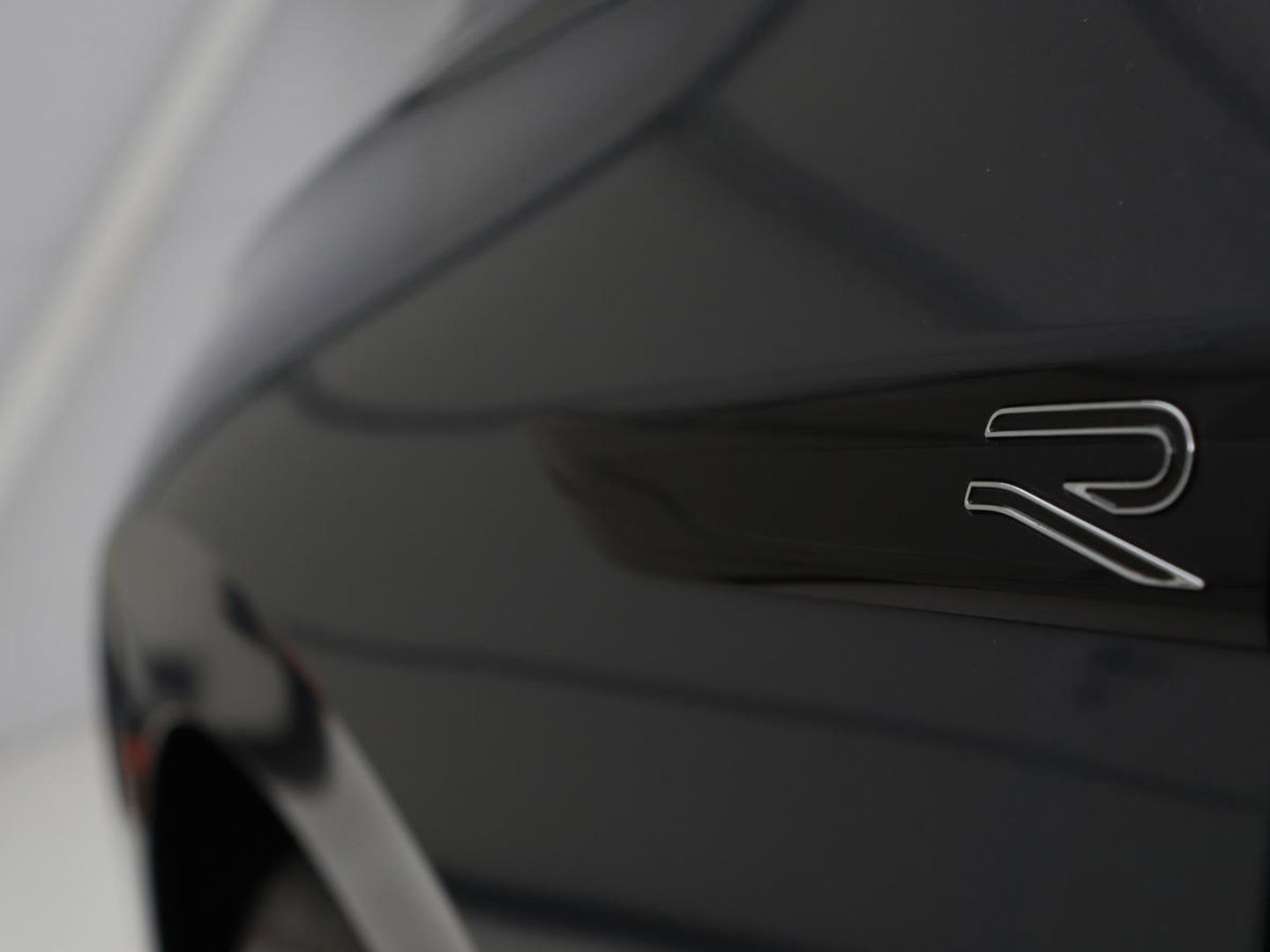 Volkswagen Golf 1.5 eTSI R-Line | Stoel & stuurverwarming | Camera | Sportstoelen | Sfeerverlichting | Digital Cockpit | Carplay | Adaptive cruise | Full LED