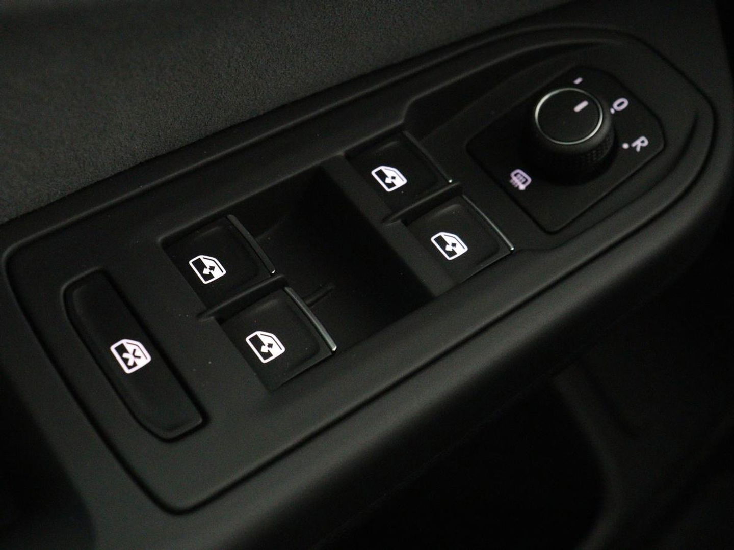 Volkswagen Golf 1.5 eTSI R-Line | Stoel & stuurverwarming | Camera | Sportstoelen | Sfeerverlichting | Digital Cockpit | Carplay | Adaptive cruise | Full LED