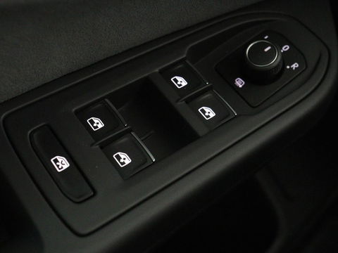 Volkswagen Golf 1.5 eTSI R-Line | Stoel & stuurverwarming | Camera | Sportstoelen | Sfeerverlichting | Digital Cockpit | Carplay | Adaptive cruise | Full LED