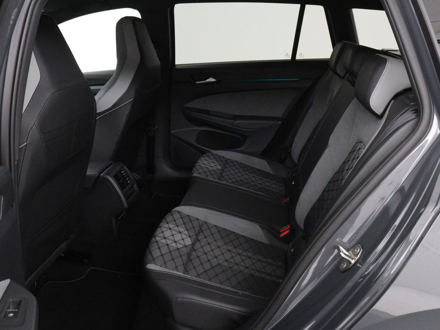 Volkswagen Golf 1.5 eTSI R-Line | Stoel & stuurverwarming | Camera | Sportstoelen | Sfeerverlichting | Digital Cockpit | Carplay | Adaptive cruise | Full LED