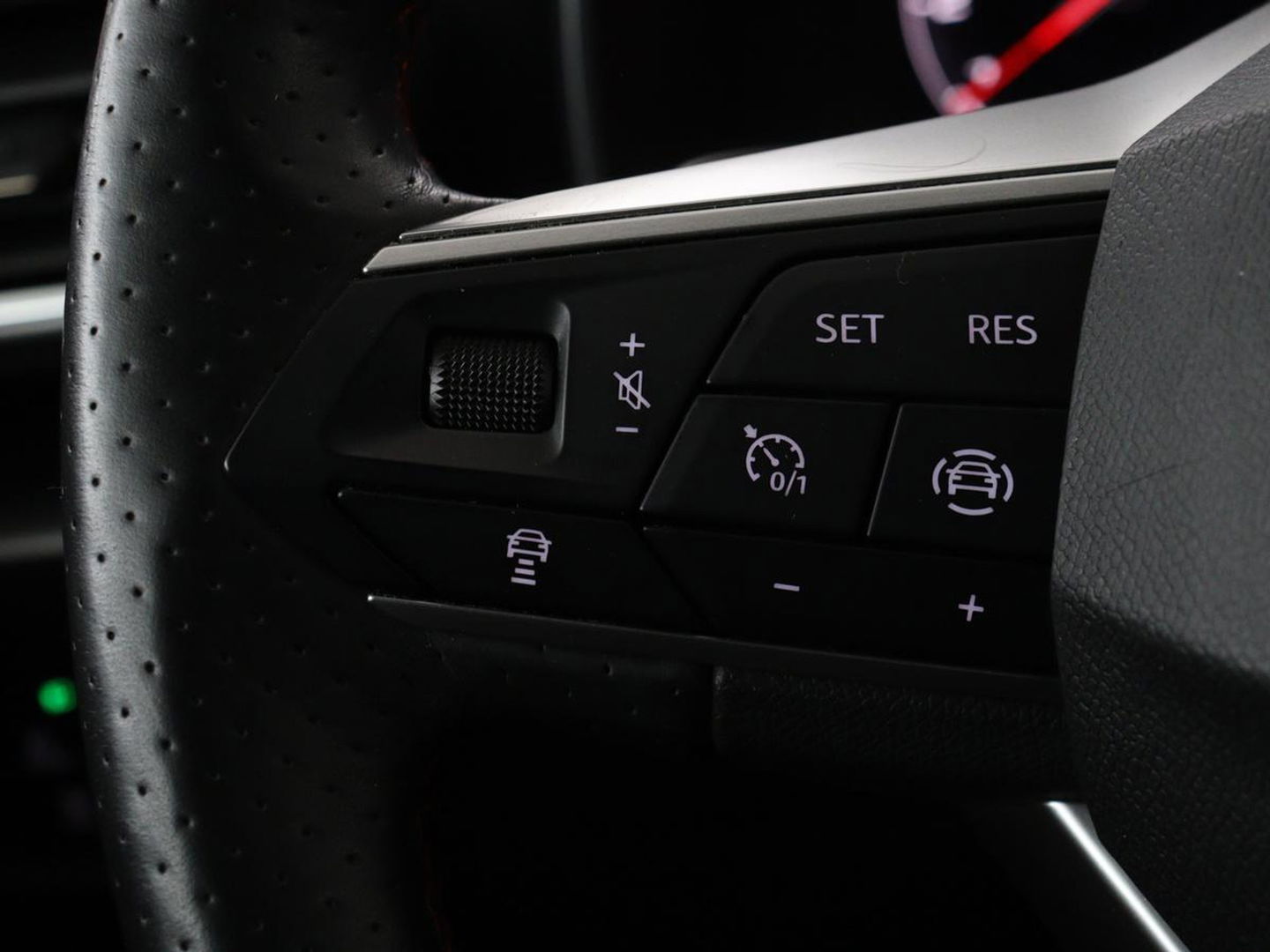 SEAT Leon 1.5 eTSI FR | Adaptive cruise | Camera | Carplay | Stuurverwarming | Full LED | Navigatie | Park Assist | 18'' lichtmetalen velgen