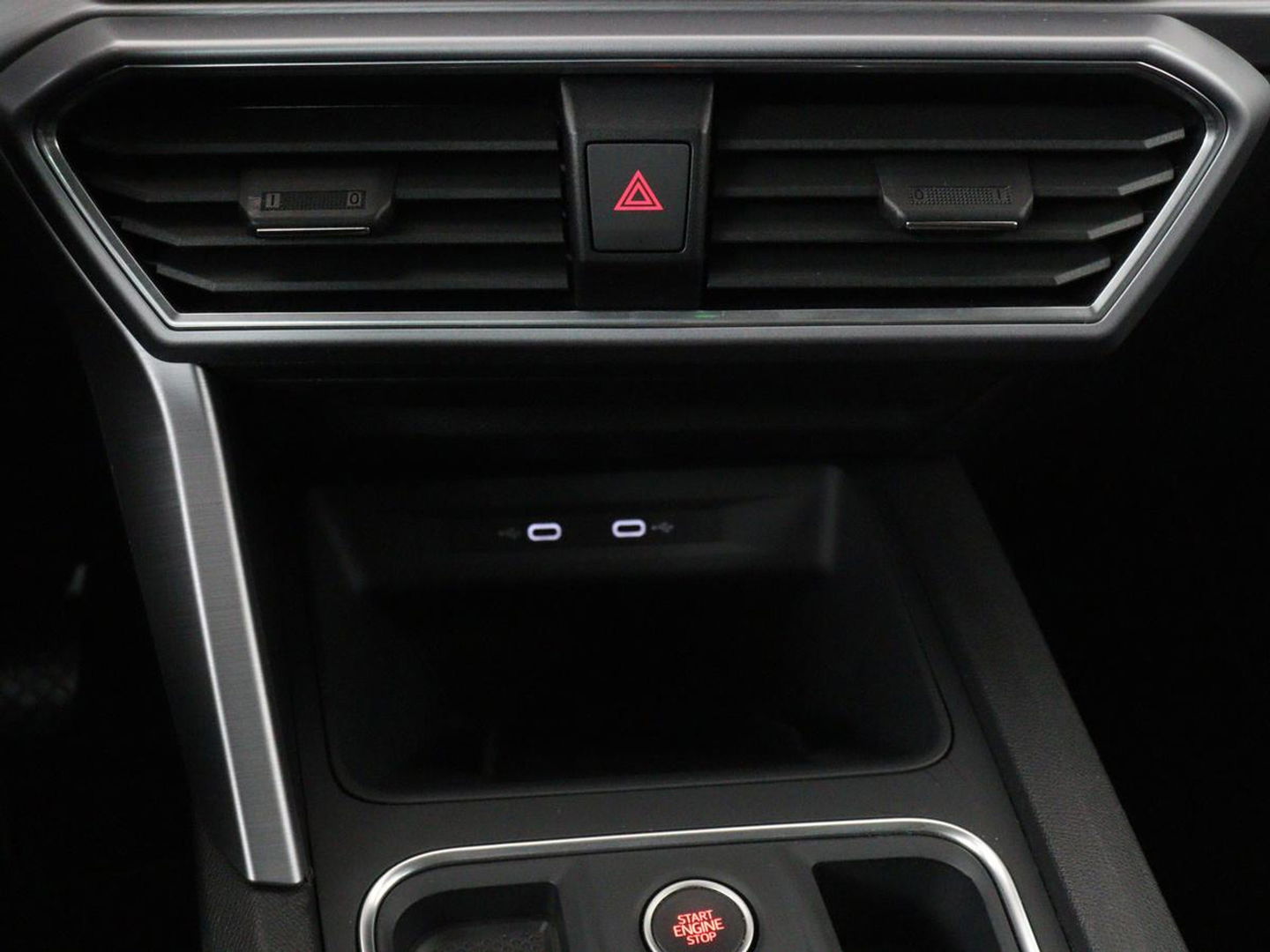 SEAT Leon 1.5 eTSI FR | Adaptive cruise | Camera | Carplay | Stuurverwarming | Full LED | Navigatie | Park Assist | 18'' lichtmetalen velgen