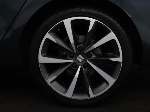 SEAT Leon 1.5 eTSI FR | Adaptive cruise | Camera | Carplay | Stuurverwarming | Full LED | Navigatie | Park Assist | 18'' lichtmetalen velgen