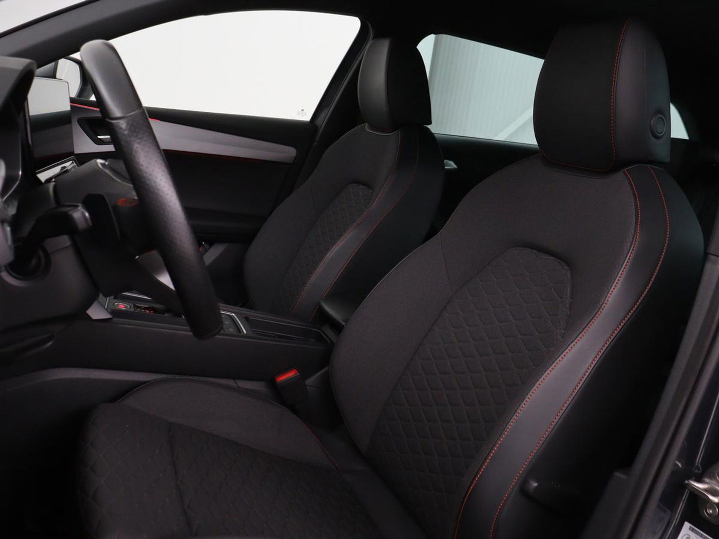 SEAT Leon 1.5 eTSI FR | Adaptive cruise | Camera | Carplay | Stuurverwarming | Full LED | Navigatie | Park Assist | 18'' lichtmetalen velgen