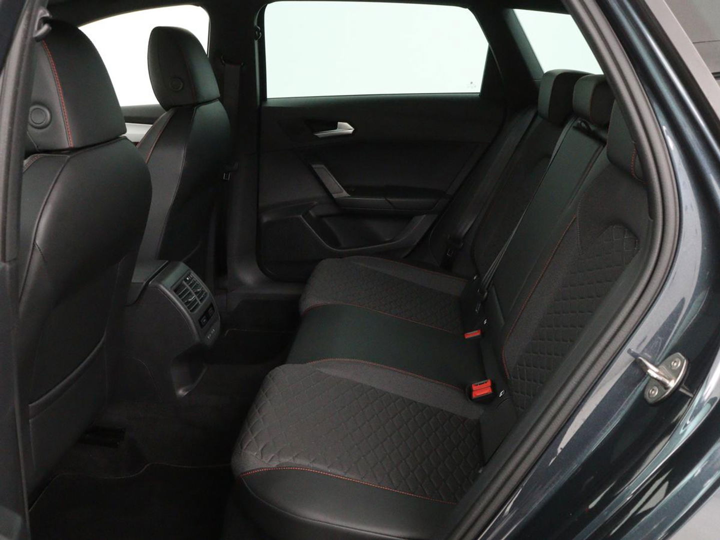 SEAT Leon 1.5 eTSI FR | Adaptive cruise | Camera | Carplay | Stuurverwarming | Full LED | Navigatie | Park Assist | 18'' lichtmetalen velgen