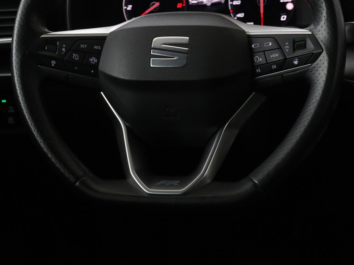 SEAT Leon 1.5 eTSI FR | Adaptive cruise | Camera | Carplay | Stuurverwarming | Full LED | Navigatie | Park Assist | 18'' lichtmetalen velgen