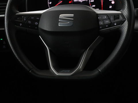 SEAT Leon 1.5 eTSI FR | Adaptive cruise | Camera | Carplay | Stuurverwarming | Full LED | Navigatie | Park Assist | 18'' lichtmetalen velgen