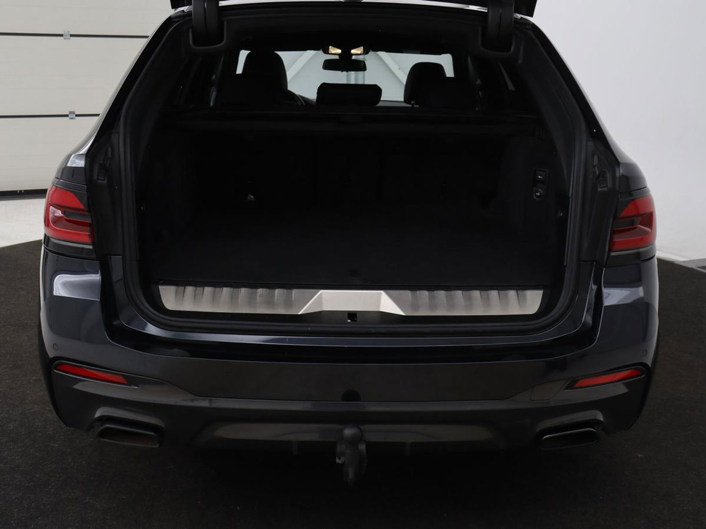 BMW 5 Serie 530e xDrive M Sport | Panoramadak | Harman/Kardon | Stoel & stuurverwarming | Adaptive cruise | Camera | Trekhaak | Carplay | Achterbankverwarming | Live Cockpit | Sportstoelen