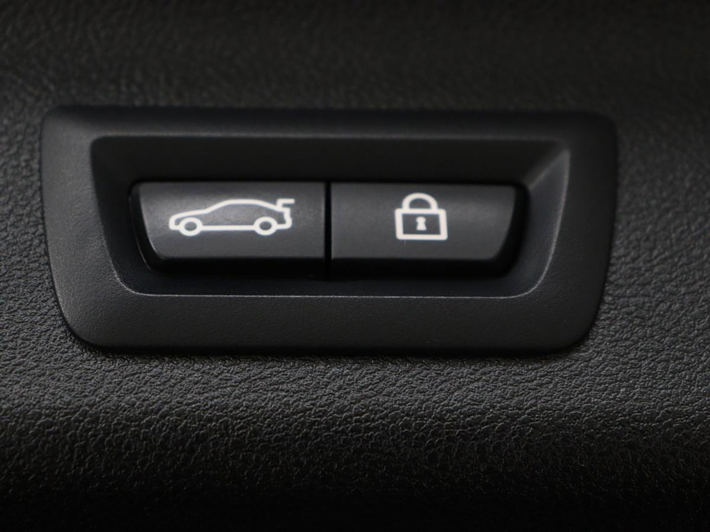 BMW 5 Serie 530e xDrive M Sport | Panoramadak | Harman/Kardon | Stoel & stuurverwarming | Adaptive cruise | Camera | Trekhaak | Carplay | Achterbankverwarming | Live Cockpit | Sportstoelen