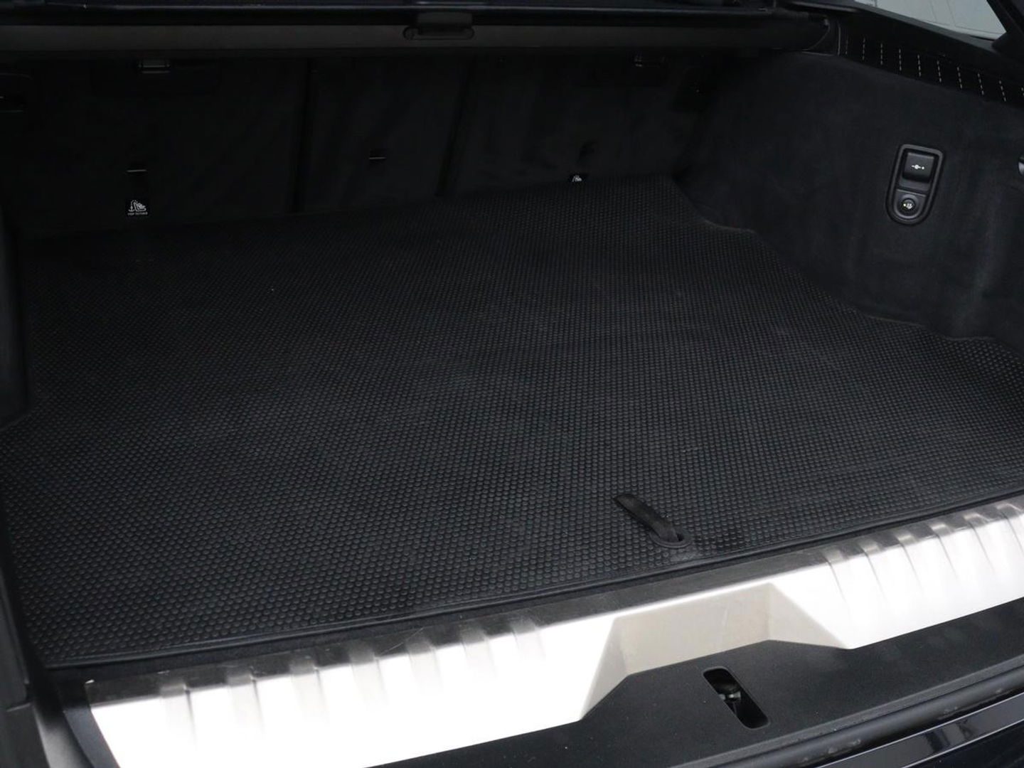 BMW 5 Serie 530e xDrive M Sport | Panoramadak | Harman/Kardon | Stoel & stuurverwarming | Adaptive cruise | Camera | Trekhaak | Carplay | Achterbankverwarming | Live Cockpit | Sportstoelen