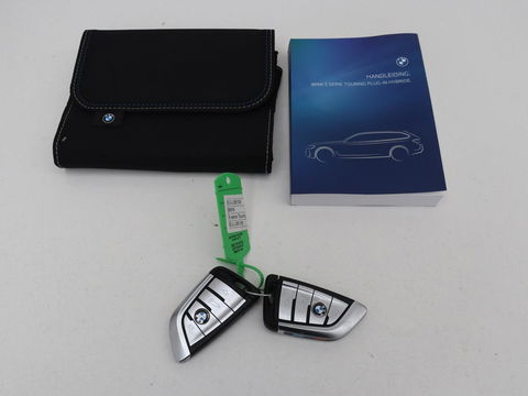 BMW 5 Serie 530e xDrive M Sport | Panoramadak | Harman/Kardon | Stoel & stuurverwarming | Adaptive cruise | Camera | Trekhaak | Carplay | Achterbankverwarming | Live Cockpit | Sportstoelen