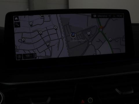 BMW 5 Serie 530e xDrive M Sport | Panoramadak | Harman/Kardon | Stoel & stuurverwarming | Adaptive cruise | Camera | Trekhaak | Carplay | Achterbankverwarming | Live Cockpit | Sportstoelen