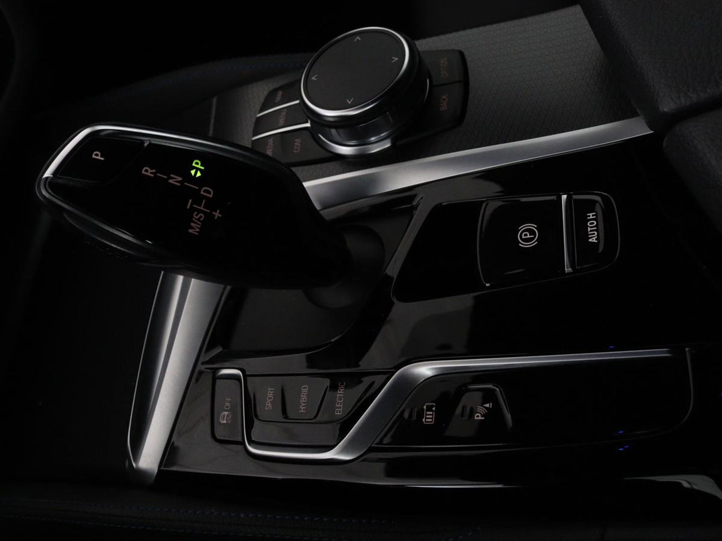 BMW 5 Serie 530e xDrive M Sport | Panoramadak | Harman/Kardon | Stoel & stuurverwarming | Adaptive cruise | Camera | Trekhaak | Carplay | Achterbankverwarming | Live Cockpit | Sportstoelen