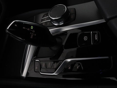 BMW 5 Serie 530e xDrive M Sport | Panoramadak | Harman/Kardon | Stoel & stuurverwarming | Adaptive cruise | Camera | Trekhaak | Carplay | Achterbankverwarming | Live Cockpit | Sportstoelen