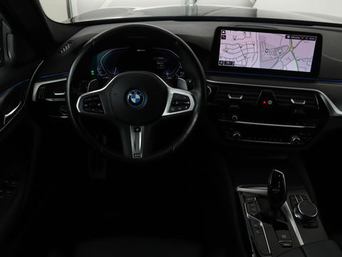 BMW 5 Serie 530e xDrive M Sport | Panoramadak | Harman/Kardon | Stoel & stuurverwarming | Adaptive cruise | Camera | Trekhaak | Carplay | Achterbankverwarming | Live Cockpit | Sportstoelen