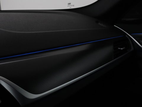 BMW 5 Serie 530e xDrive M Sport | Panoramadak | Harman/Kardon | Stoel & stuurverwarming | Adaptive cruise | Camera | Trekhaak | Carplay | Achterbankverwarming | Live Cockpit | Sportstoelen