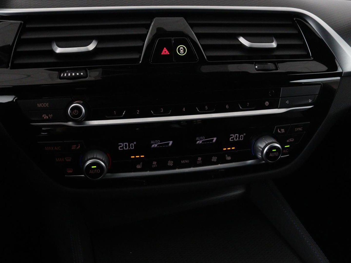 BMW 5 Serie 530e xDrive M Sport | Panoramadak | Harman/Kardon | Stoel & stuurverwarming | Adaptive cruise | Camera | Trekhaak | Carplay | Achterbankverwarming | Live Cockpit | Sportstoelen