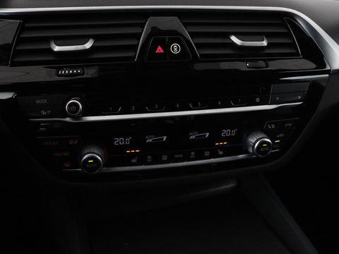 BMW 5 Serie 530e xDrive M Sport | Panoramadak | Harman/Kardon | Stoel & stuurverwarming | Adaptive cruise | Camera | Trekhaak | Carplay | Achterbankverwarming | Live Cockpit | Sportstoelen