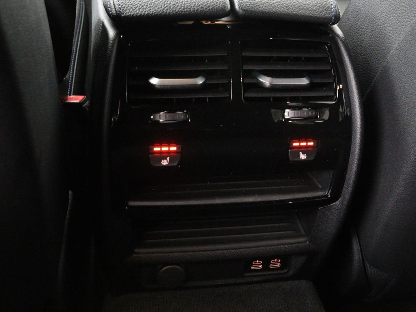 BMW 5 Serie 530e xDrive M Sport | Panoramadak | Harman/Kardon | Stoel & stuurverwarming | Adaptive cruise | Camera | Trekhaak | Carplay | Achterbankverwarming | Live Cockpit | Sportstoelen