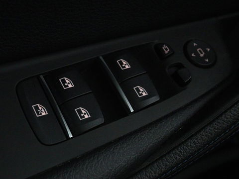 BMW 5 Serie 530e xDrive M Sport | Panoramadak | Harman/Kardon | Stoel & stuurverwarming | Adaptive cruise | Camera | Trekhaak | Carplay | Achterbankverwarming | Live Cockpit | Sportstoelen
