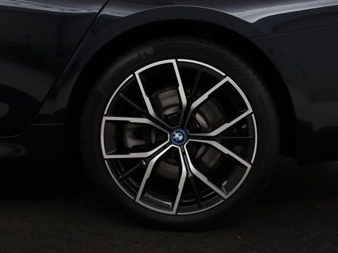 BMW 5 Serie 530e xDrive M Sport | Panoramadak | Harman/Kardon | Stoel & stuurverwarming | Adaptive cruise | Camera | Trekhaak | Carplay | Achterbankverwarming | Live Cockpit | Sportstoelen