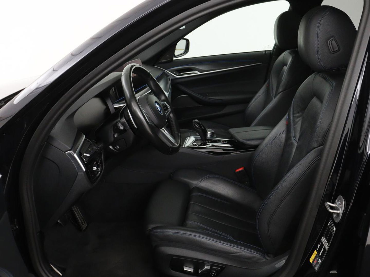BMW 5 Serie 530e xDrive M Sport | Panoramadak | Harman/Kardon | Stoel & stuurverwarming | Adaptive cruise | Camera | Trekhaak | Carplay | Achterbankverwarming | Live Cockpit | Sportstoelen