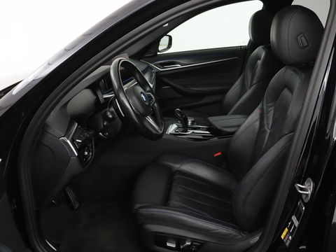 BMW 5 Serie 530e xDrive M Sport | Panoramadak | Harman/Kardon | Stoel & stuurverwarming | Adaptive cruise | Camera | Trekhaak | Carplay | Achterbankverwarming | Live Cockpit | Sportstoelen