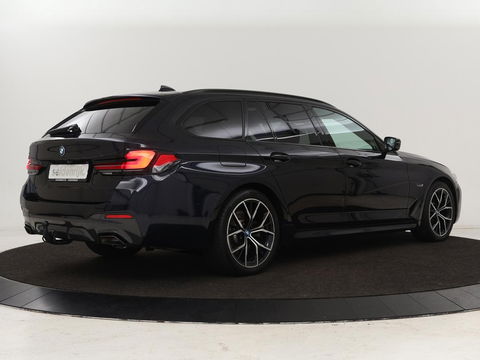 BMW 5 Serie 530e xDrive M Sport | Panoramadak | Harman/Kardon | Stoel & stuurverwarming | Adaptive cruise | Camera | Trekhaak | Carplay | Achterbankverwarming | Live Cockpit | Sportstoelen