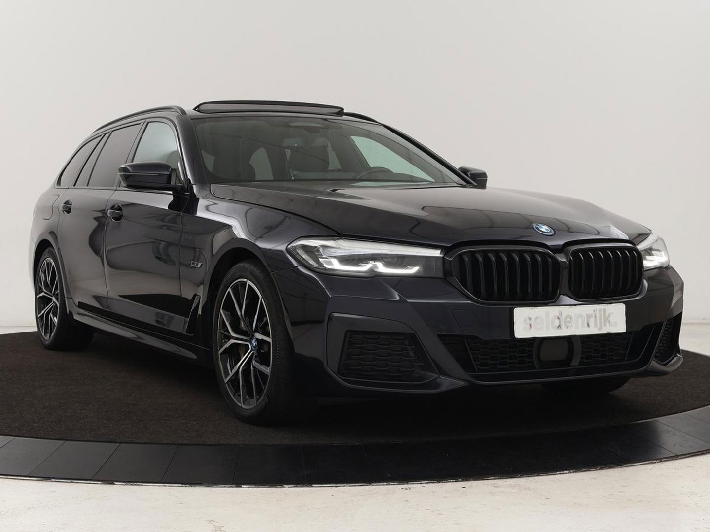 BMW 5 Serie 530e xDrive M Sport | Panoramadak | Harman/Kardon | Stoel & stuurverwarming | Adaptive cruise | Camera | Trekhaak | Carplay | Achterbankverwarming | Live Cockpit | Sportstoelen