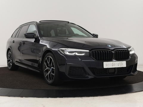 BMW 5 Serie 530e xDrive M Sport | Panoramadak | Harman/Kardon | Stoel & stuurverwarming | Adaptive cruise | Camera | Trekhaak | Carplay | Achterbankverwarming | Live Cockpit | Sportstoelen