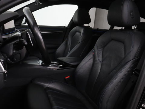 BMW 5 Serie 530e xDrive M Sport | Panoramadak | Harman/Kardon | Stoel & stuurverwarming | Adaptive cruise | Camera | Trekhaak | Carplay | Achterbankverwarming | Live Cockpit | Sportstoelen